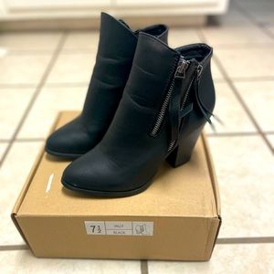 Black ankle bootie!